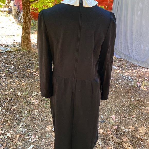 Leslie Fay Black ribbed knit Dress with White collar with pearl like beads 16 - Picture 10 of 13
